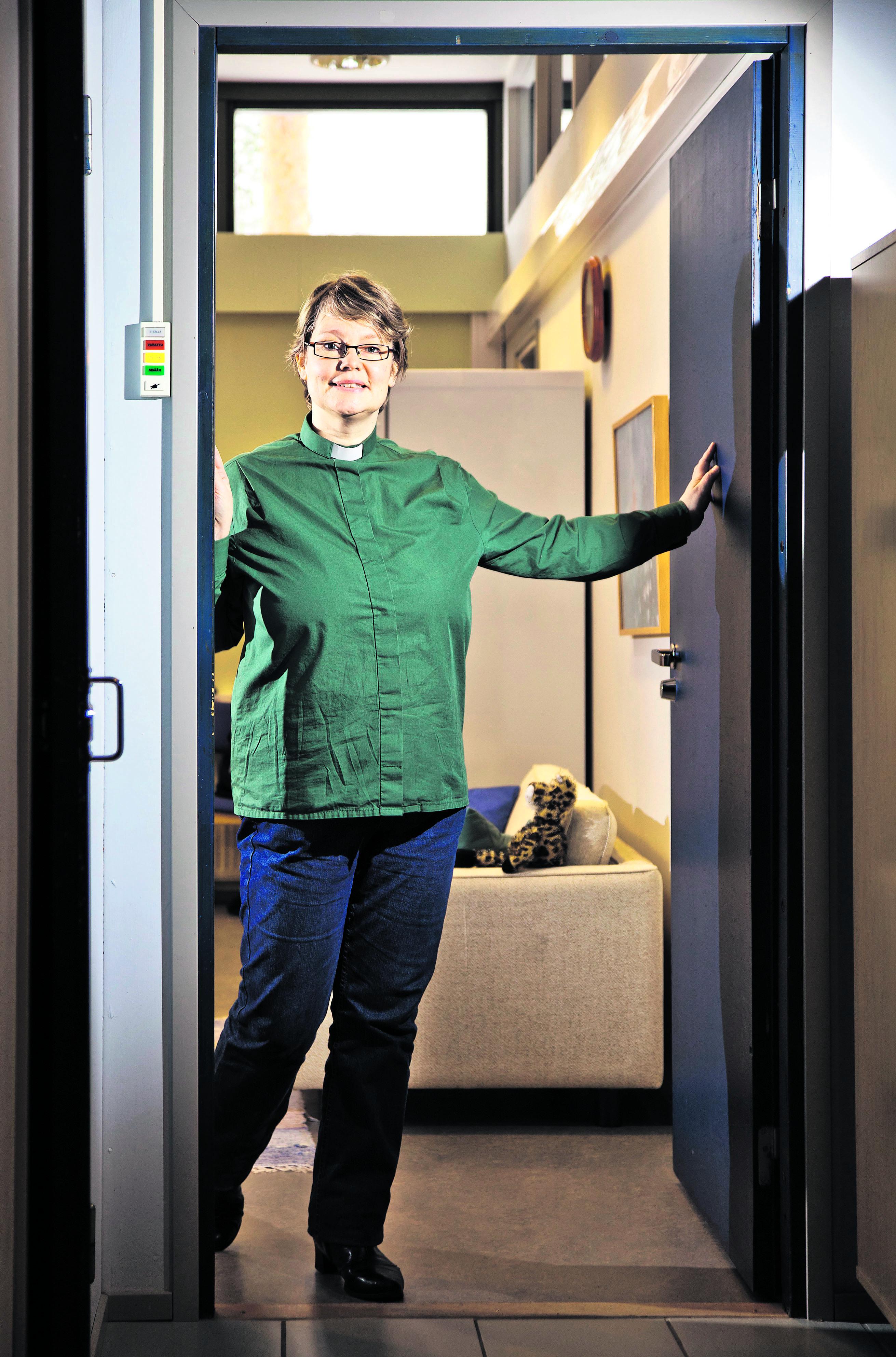 Kirkon sosiaalityöntekijä. Elise Hartonen on koulutukseltaan diakoni eli sosionomi (amk), jolla on pätevyys kirkon virkaan. Diakonissa puolestaan on sairaanhoitaja, jolla on pätevyys kirkon virkaan. Diakoniatyöntekijän vihreää virkapaitaa Hartonen käyttää juhlissa, hartaushetkissä ja toimiessaan messuavustajana.