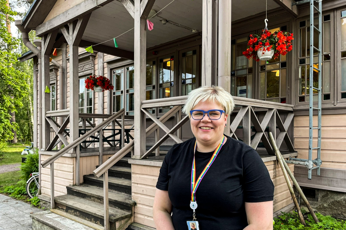 Mustasaaren toiminnanjohtaja Sanna Parkkinen toivoo, että Helsingin seurakunnat säästöpaineista huolimatta pitäisivät Mustasaaren. “Tällaisen paikan ei tarvitse koskaan tuottaa voittoa, mutta haluan että tämä saataisiin toimimaan niin, että Mustasaari kannattaa pitää”, Parkkinen kertoo. Kuva: Ruut Parikka