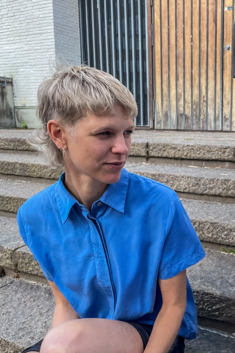 “Olin täällä pari vuotta sitten kuuntelemassa äänimaljoille sovitettua Arvo Pärtin musiikkikonserttia. Sovitukset olivat hyvin rentouttavia ja minimalistisia. Keikkaa seurattiin kirkon kovista penkeistä, joissa ei hirveän kauaa pysty istumaan vääntelehtimättä. Siinä konsertissa oli mieletön ristiriita, kun keho puutui, mutta musiikki oli samanaikaisesti rauhoittavaa ja lempeää”, Henriikka Himma sanoo.