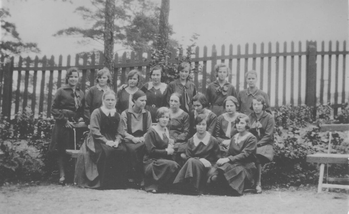 Vuosina 1928–1949 Alppikadun korttelissa ja sen läheisyydessä toimi Diakonissalaitoksen kotitalouskoulu, joka tarjosi nuorille tytöille ammattiin tähtäävää koulutusta. Ensimmäisen kerran laitos tarjosi kotitalouskoulututusta jo vuosina 1868–1876. Kuva: Diakonissalaitos.