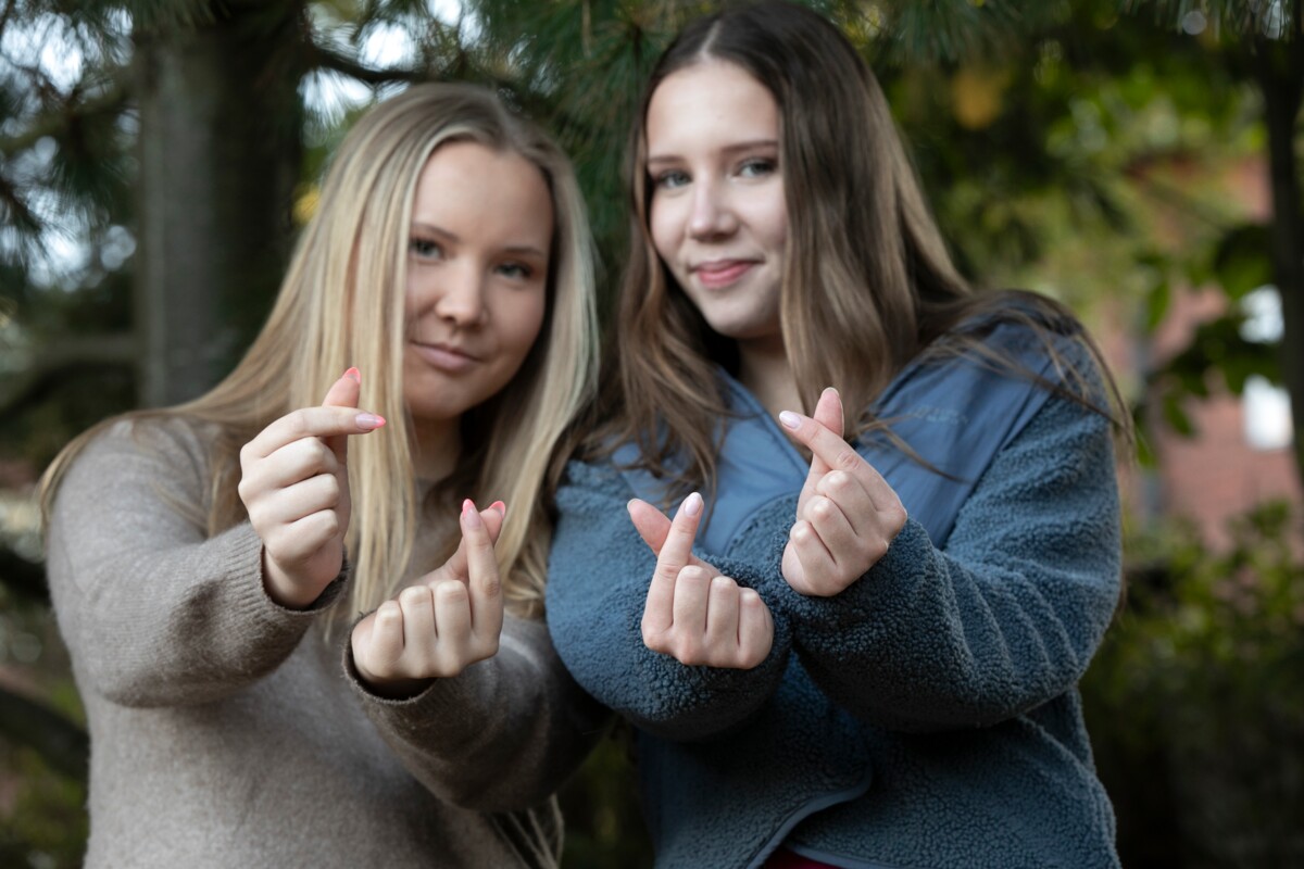Aada Kauttonen (vas.) ja Aliisa Fiskari kokevat, että heidän ystävyyssuhteensa syveni rippileirillä. 