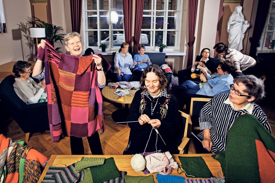 Tehdään yhdessä. Aila Salmi (vas.), Lea Hietaranta ja Aino Juhola pitävät tärkeänä, että vanhusten yksinäisyyttä lievennetään. He käyvät torstaisin Annankulman Äiti Teresa -peittopiirissä. Pelkästään Tuomiokirkkoseurakunnan alueella asuu noin 3 000 yli 65-vuotiasta yksin omassa taloudessaan. Osa heistä tuntee itsensä yksinäiseksi. Kuva: Jani Laukkanen