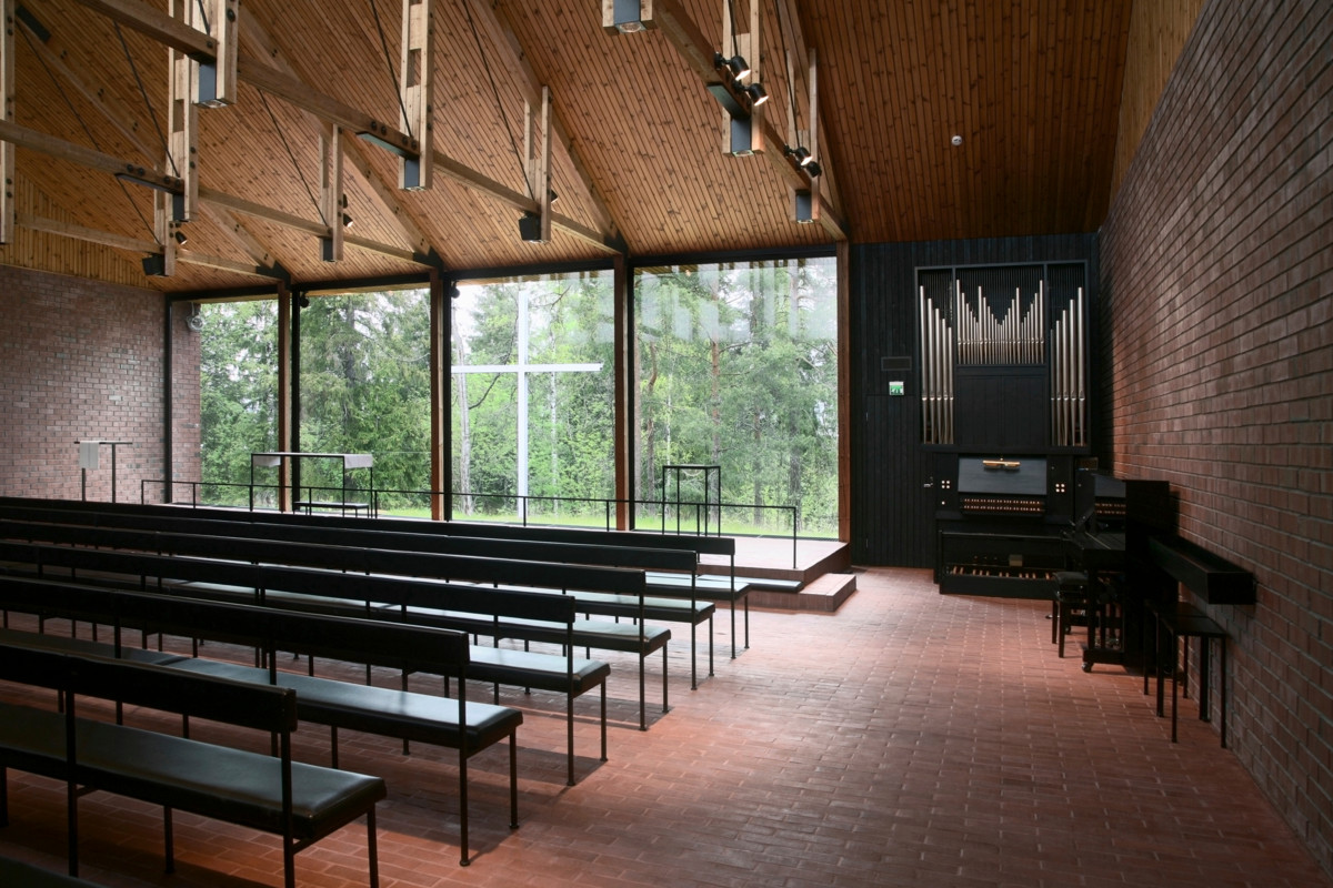 Espoossa sijaitsevan Otaniemen kappelin alttarin takaa näkyy luonto. 