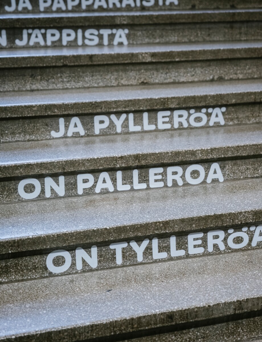 Annantalon rappuset on koristeltu festarin ajaksi Emmi Jormalaisen muotoilemilla ja kirjailija Veera Salmen kirjoittamilla runoilla.