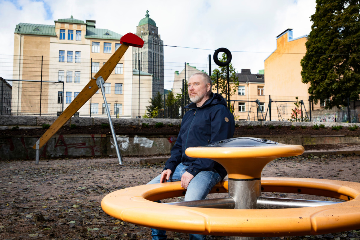 Jukka Vuorio haastatteli kirjaansa muun muassa europarlamentaarikko Ville Niinistöä, entistä jääkiekkoilijaa Tony Salmelaista ja Romano Missio -yhdistyksen toiminnanjohtajaa Mertsi Ärlingiä. 