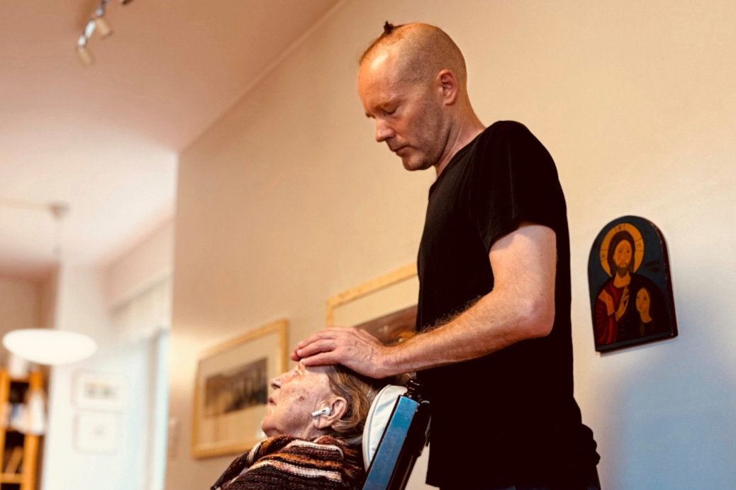 Antti Pentikäinen antaa reikihoitoa äidilleen Elina Pentikäiselle.