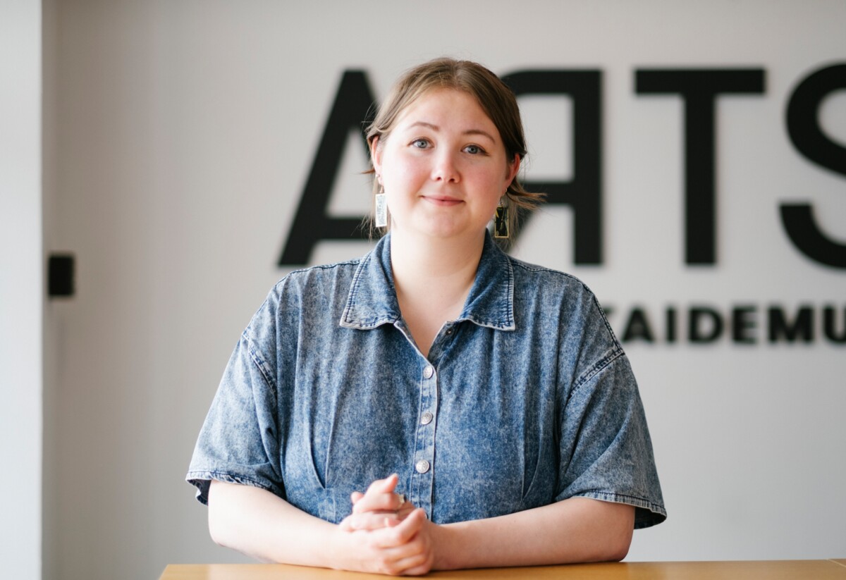 Vantaan taidemuseo Artsin yleisötyön amanuenssi Cecilia Gustafsson on oivaltanut Empatia-näyttelyn kautta, että empatia on tekemistä. ”Empatia on taito ja teko, jota pitää harjoitella ja ylläpitää aktiivisesti.” Kuva: Antti Rintala.