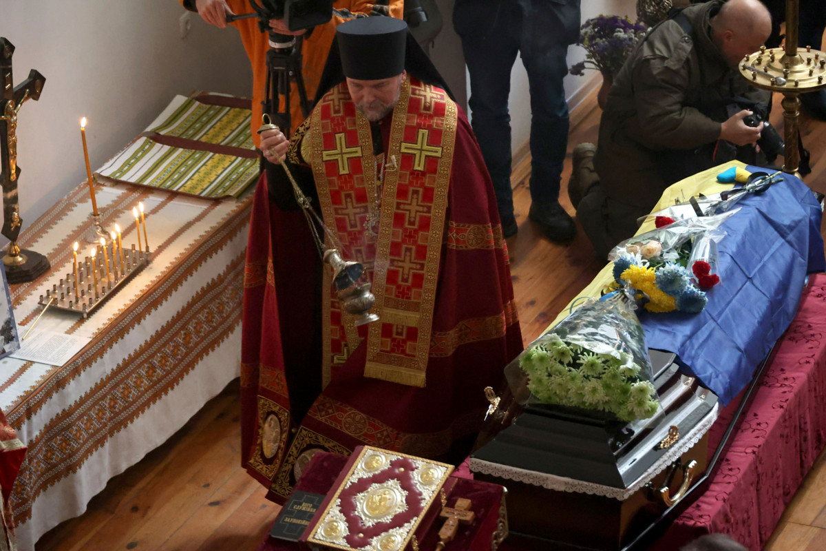 Ukrainalaisen lastenkirjailijan ja runoilijan Volodymor Valenkon jäännökset löydettiin Izjumin metsästä joukkohaudasta. Venäläiset ampuivat hänet Makarov-pistoolilla. Hänet tunnistettiin DNA-näytteen avulla. Hautajaisia vietettiin joulukuussa 2022 Pyhän Demetriuksen kreikkalaiskatolisessa kirkossa Harkovassa. Kuva: Vyacjeslav Madievskyy/Ukrinform/Lehtikuva.