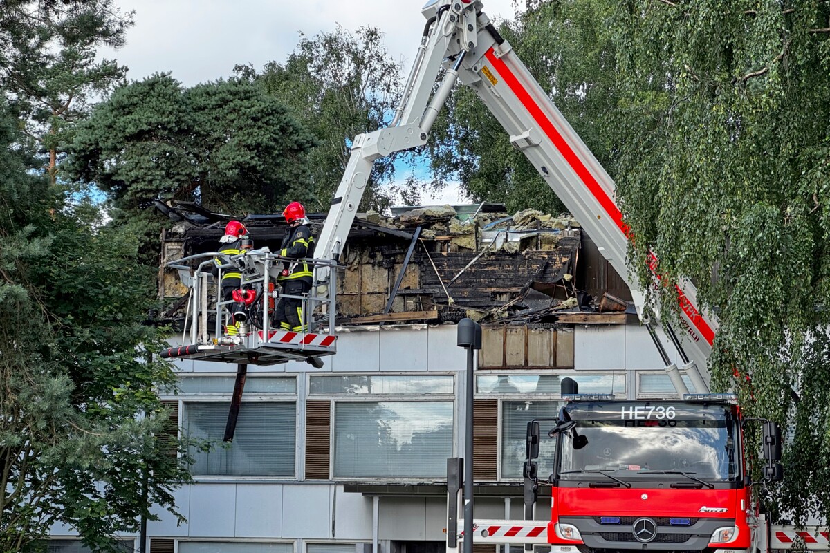 Munkkivuoren kirkon lisärakennus syttyi palamaan aamuyöllä tiistaina 14. heinäkuuta. Helsingin pelastuslaitoksen työntekijät olivat palopaikalla sammutuksen jälkeisissä vartiointi- ja raivaustöissä tiistaiaamuna. Kuva: Mari Aarnio