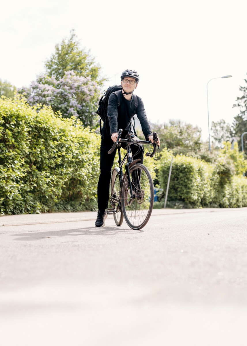 Triathlonista tuli Leo Straniuksen harrastus hänen 101 onnen päivää -kirjansa kirjoitusprosessin myötä. Pyörä kuljettaa hänet myös lähes kaikkiin tapaamisiin pääkaupunkiseudulla.