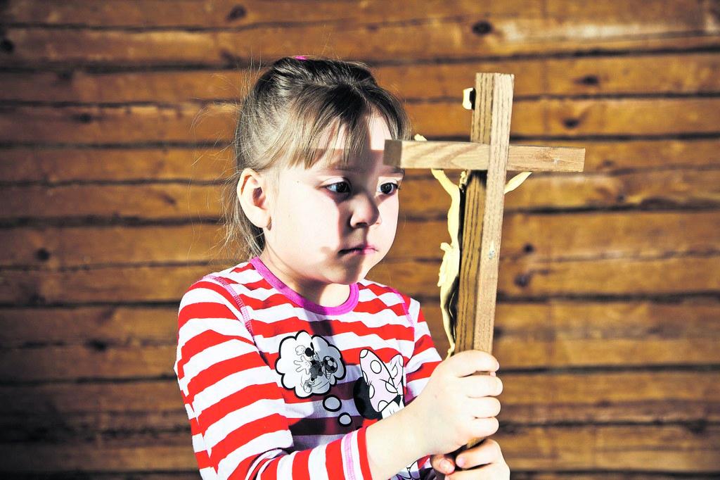 Ei vielä. Kuusi vuotta täyttävä Tinka Kuusisto tuntee krusifiksin seurakunnan päiväkerhosta. Ristinkuoleman yksityiskohdat kuuluvat hänen vanhempiensa ja kerho-ohjaajiensa mielestä vasta isommille.