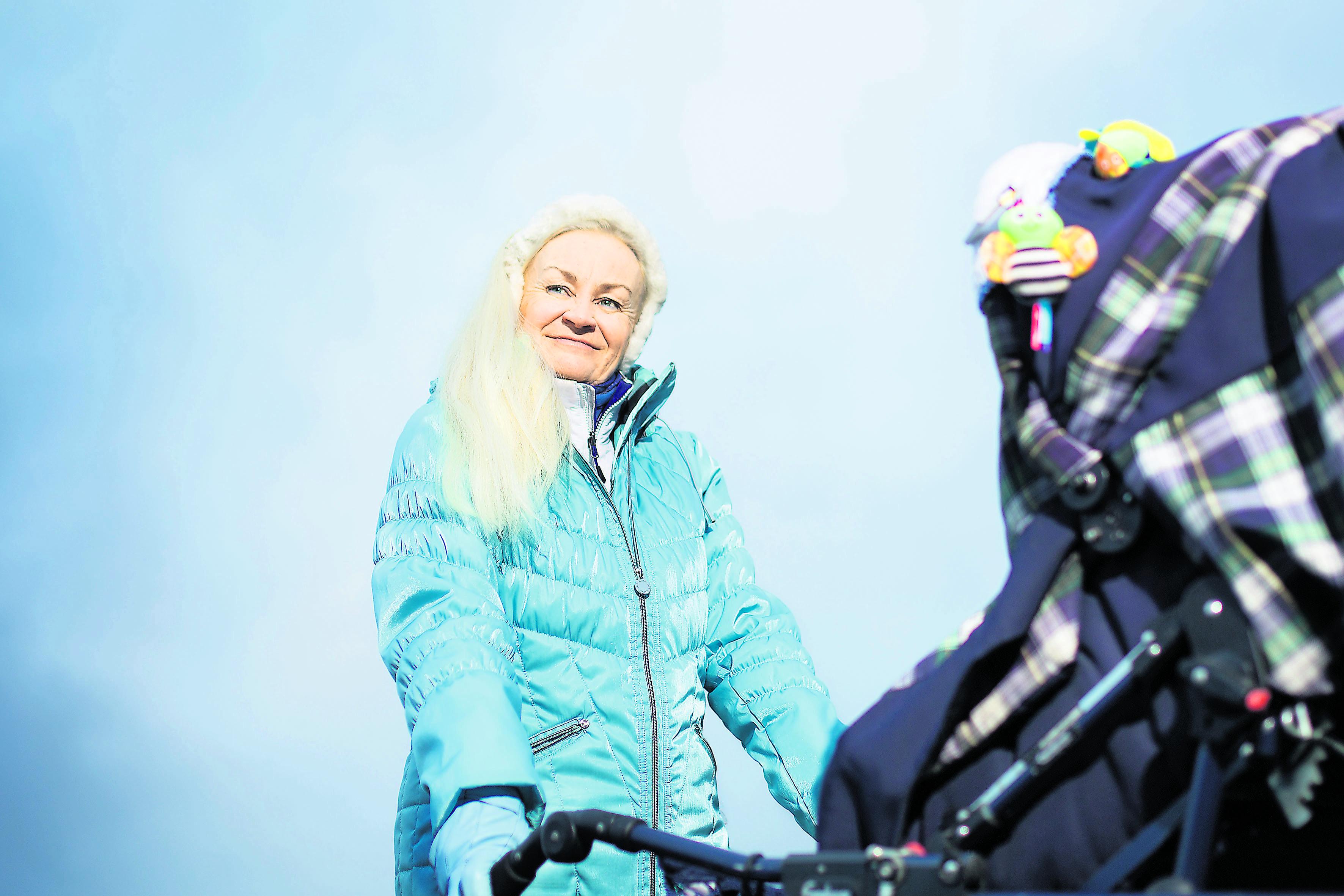 Ilmaa renkaisiin! Taina Aho muistuttaa, että erityisesti isovanhempien pitää varmistaa, että vaunun renkaissa on ilmaa.