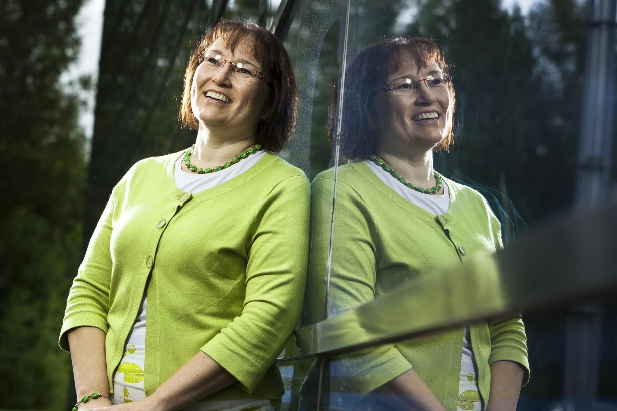 Tarja Paananen nauttii kävelyretkistä seurakunnan lähimmäispalvelun kautta ystävikseen tulleiden vanhusten kanssa. ”Huonolla säällä liikuntaa saa vaikka kauppakeskuksen käytävillä”, Paananen vinkkaa. Kuva: Jukka Granström