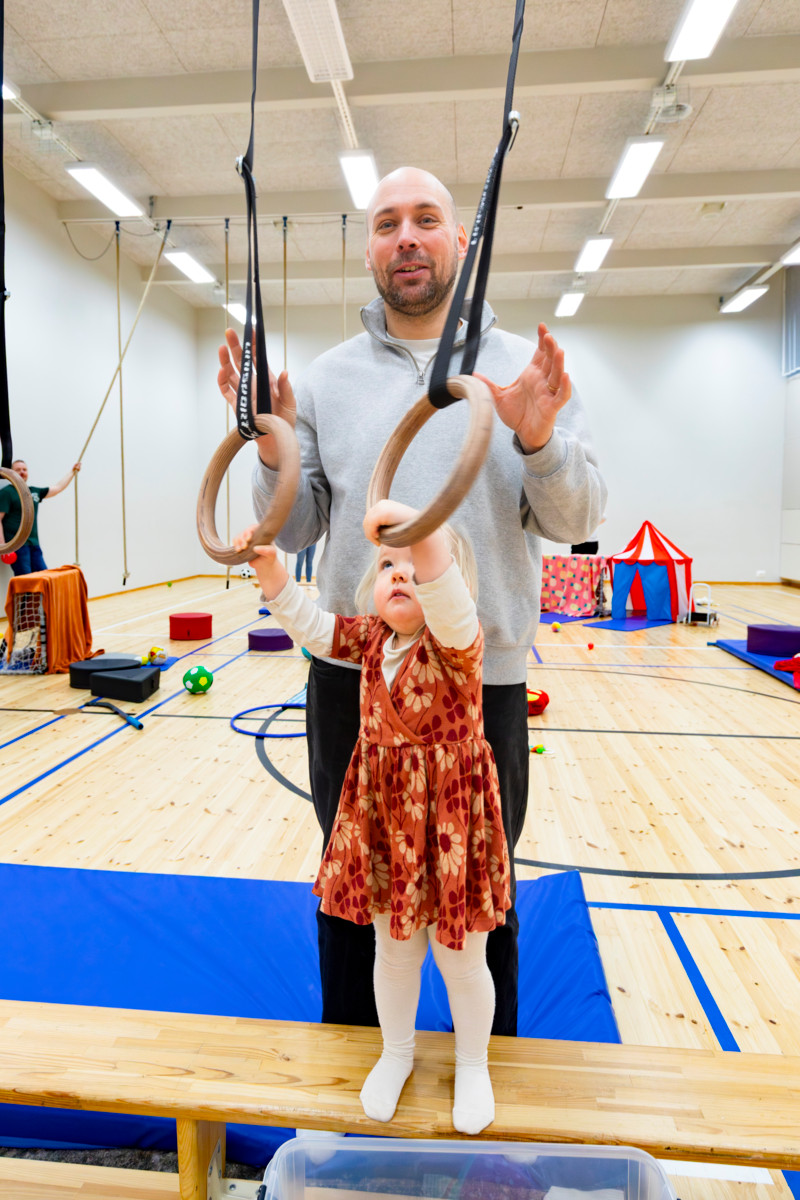 Kolmevuotias Aune ja hänen isänsä Per Ehrström tykkäävät Lauttasaaren kirkon jumppasalista. 