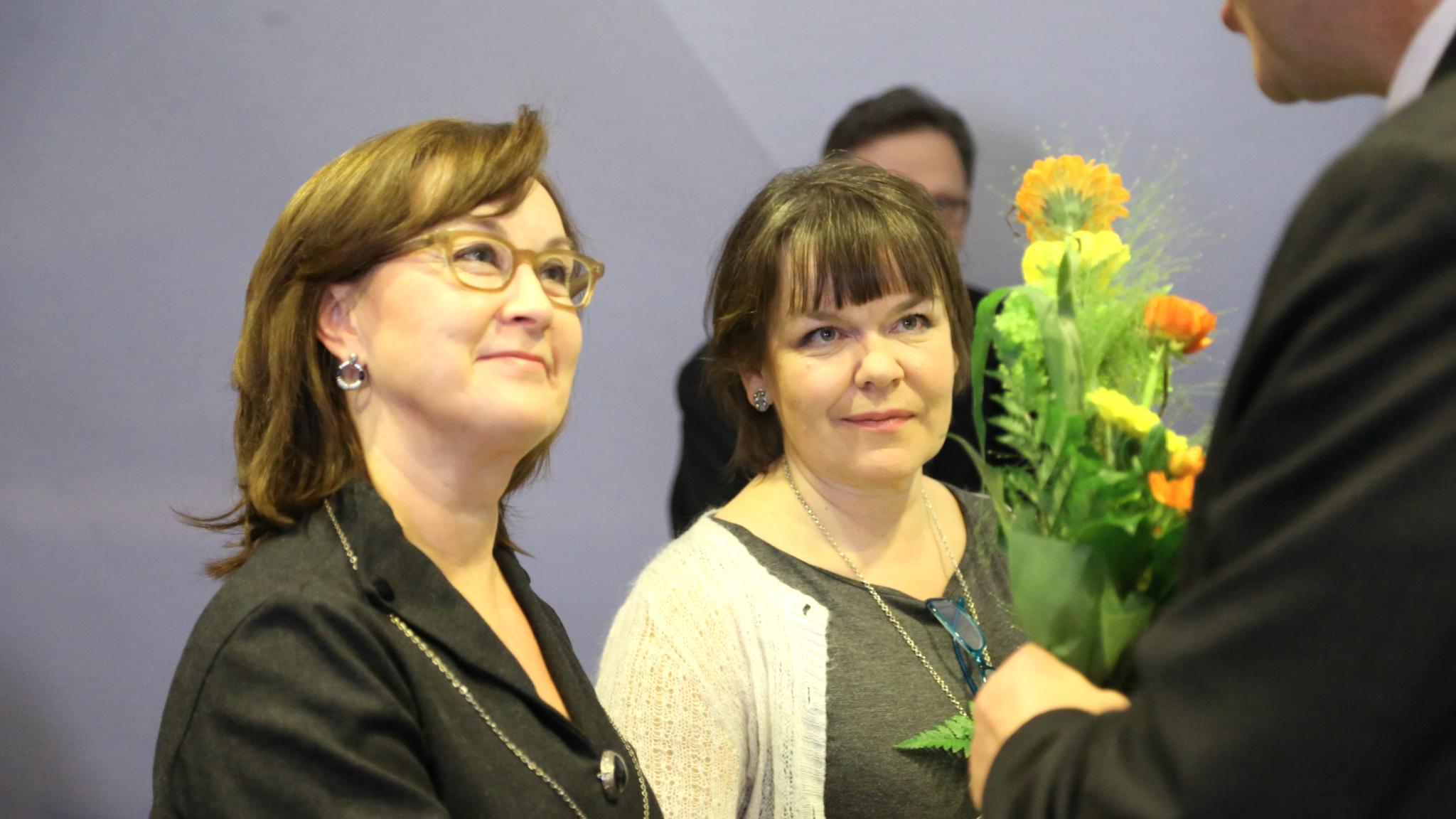 Yleisradion ajankohtaisohjelma Voimalan tekijät Kaisa Rauhamaa (vas) ja Marketta Mattila saivat kirkon viestintäpalkinnon, joka jaetaan joka toinen vuosi. Kuva: Katri Saarela