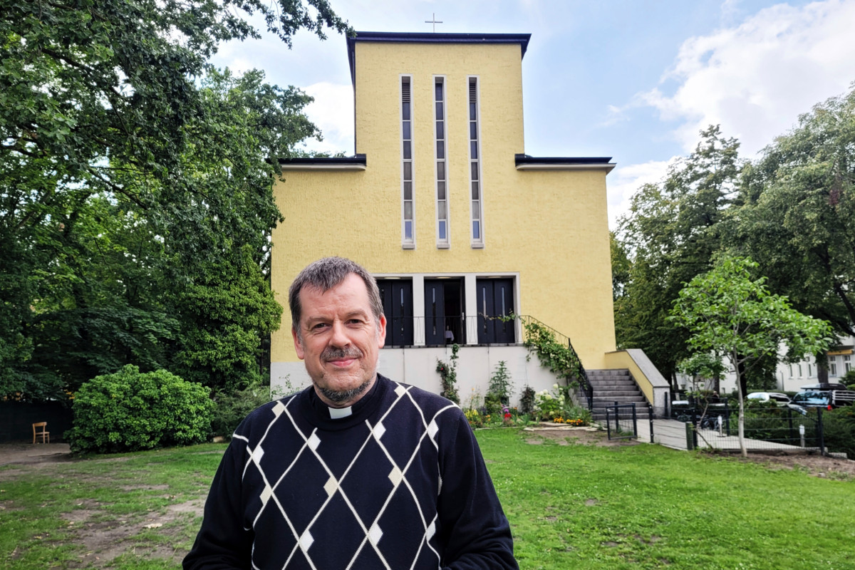 Neljä kristinuskoon kääntynyttä afganistanilaista on hakenut turvaa pastori Gottfried Martensin seurakunnasta Berliinissä.