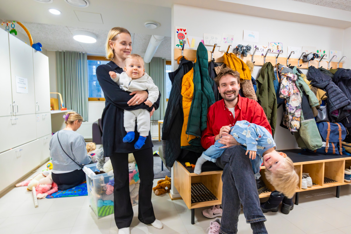 Laura Asmala ja Severi Koivusalo tulivat käymään kerhossa Otto-vauvan ja leikki-ikäisen Elmerin kanssa. 