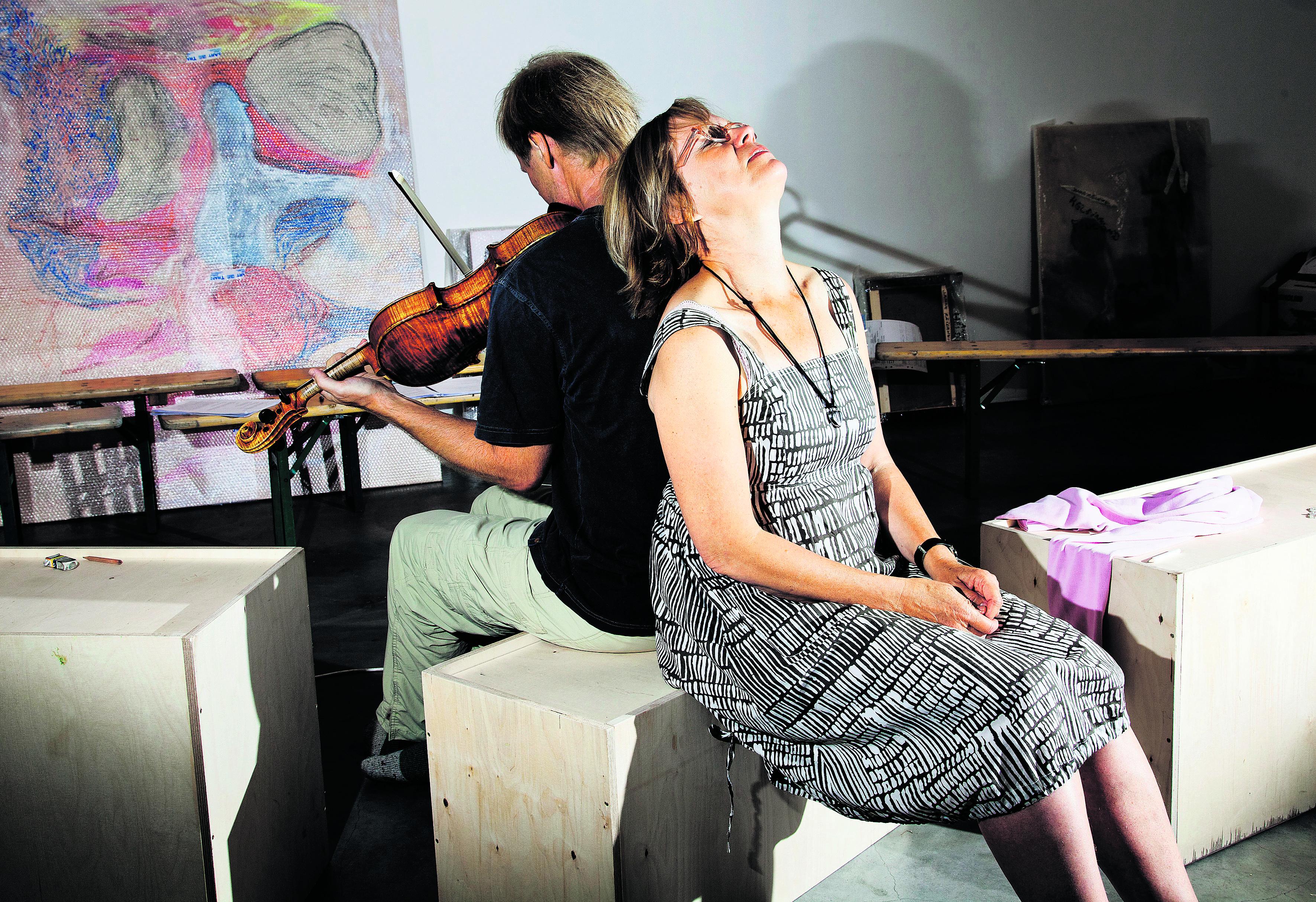 Teatteria galleriassa. Kaija Pakarinen ja Teemu Kupiainen eläytyvät Dostojevskin luomien henkilöiden sielunelämään.