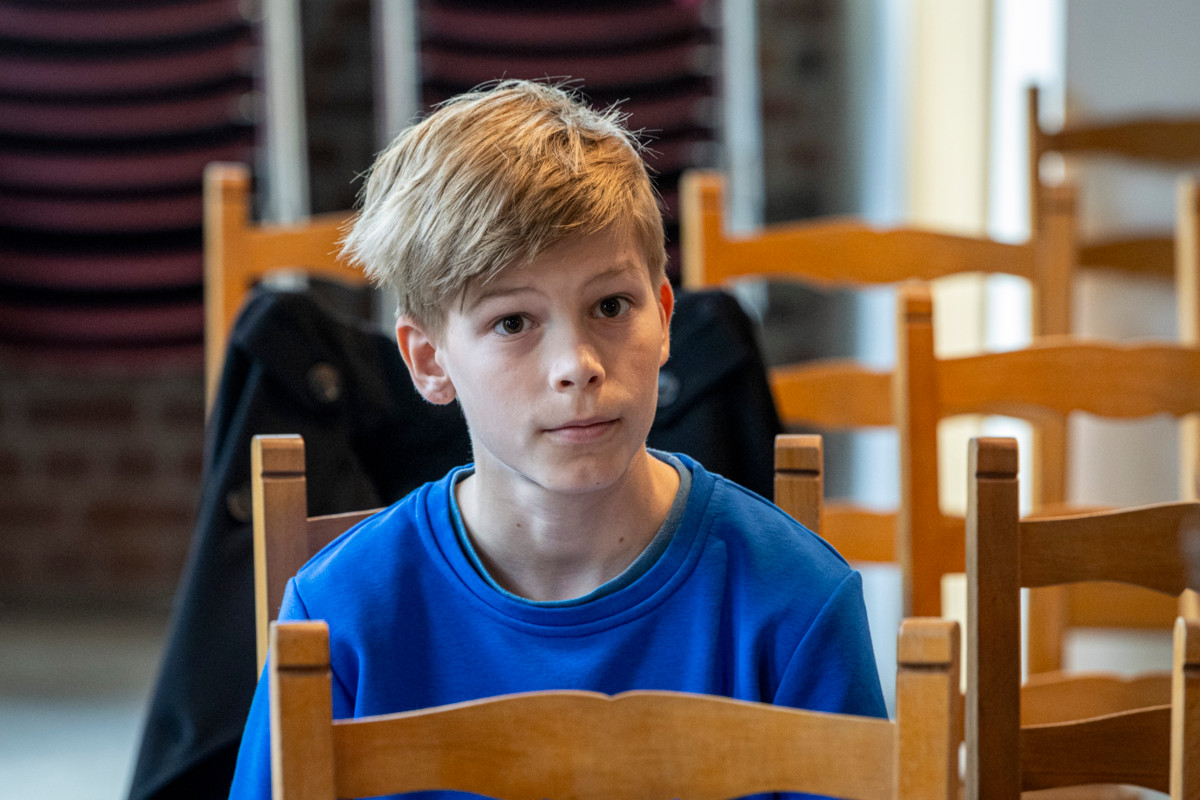 Rippikouluun kuuluu myös jumalanpalveluksissa käyminen. Emil Iivonen osallistuu messuun Ylösnousemuksen kappelissa. Kuva: Juha Roininen