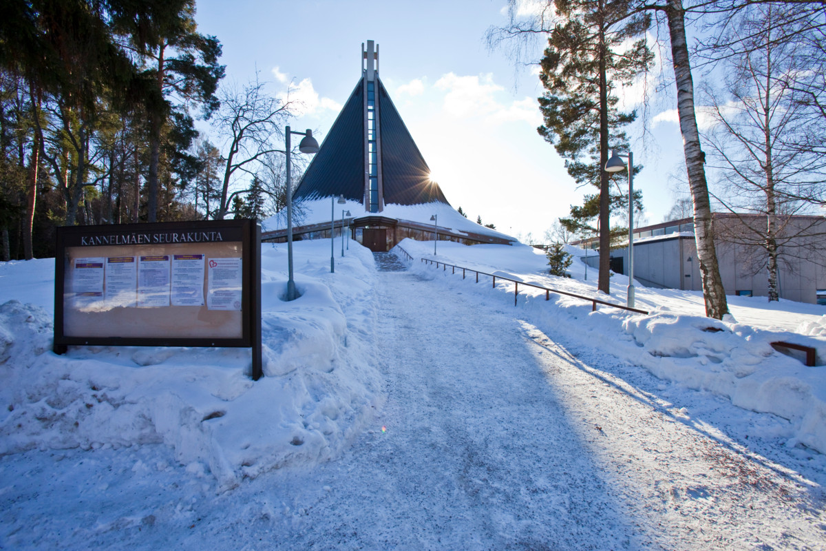 Yhteinen kirkkoneuvosto hyväksyi 15.1.2026 Kannelmäen seurakuntarakennuksen purkamisen, uuden seurakuntakeskuksen toteuttamisen sekä Kannelmäen kirkon teknisen peruskorjauksen luonnossuunnitelmat. 