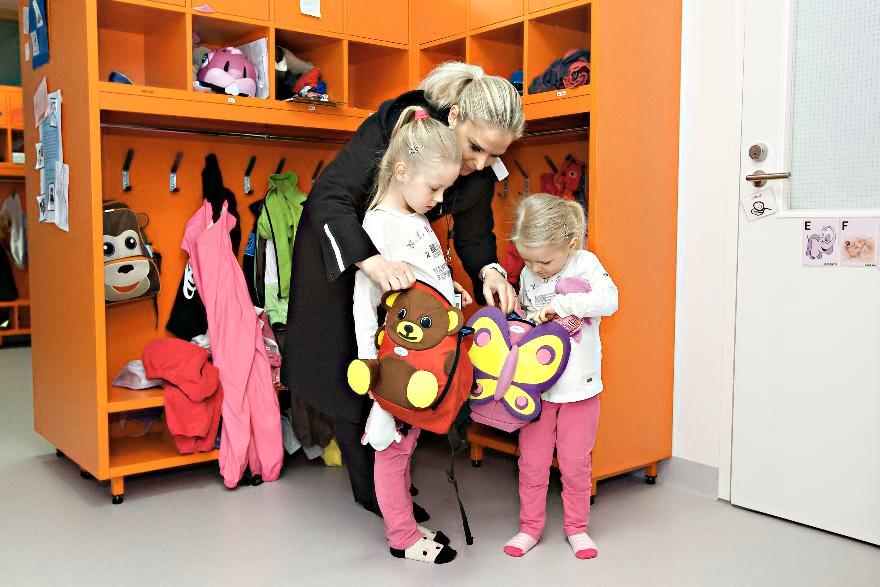 Eija Olenius on tuonut tyttärensä Minean, 5, ja Ellenin, 3, Kilterin päiväkotiin hoitoon. Koko perheen yhteinen aika on vähäistä, mutta hoidossa tytöt ovat keskivertoa vähemmän. Kuva: Saara Vuorjoki