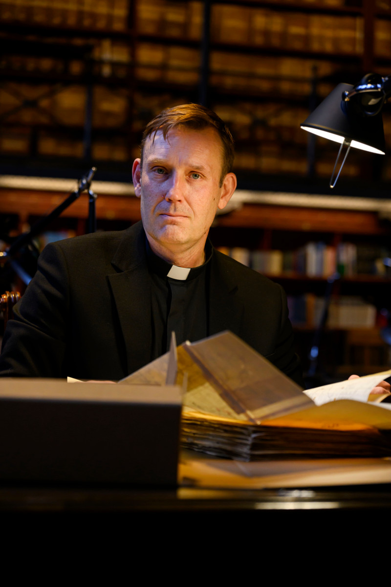 Antti Malinen on hakenut tutkimusaineistoa väitöskirjaansa varten muun muassa Kansallisarkistosta. Hän on tehnyt väitöskirjaa vapaa-aikoinaan. Ensimmäinen väitöskirjaan liittynyt seminaari oli päivä sen jälkeen, kun Uudellemaalle julistettiin koronasulku. Kuva: Jussi Helttunen