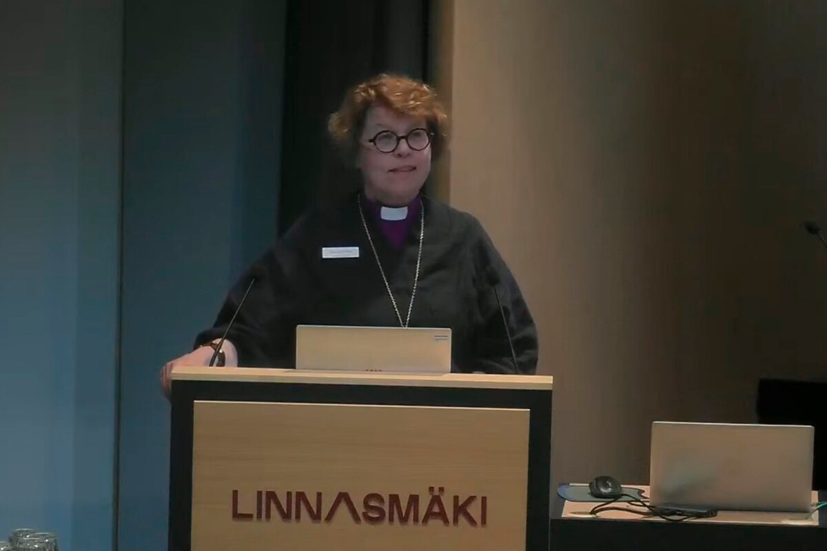 Espoon piispa Kaisamari Hintikka pitämässä kirkkoherran vaalitapaa koskevaa puheenvuoroa kirkolliskokouksessa tiistaina 5. toukokuuta.