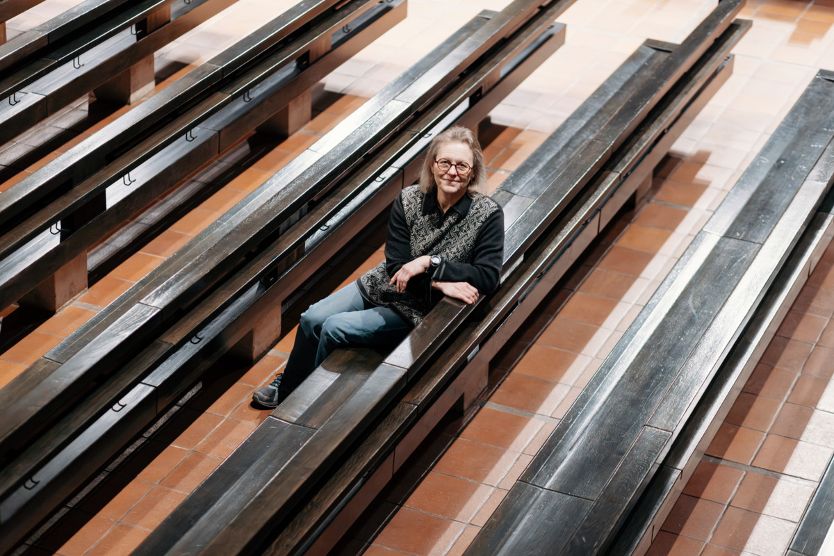 Sini Hulmilla on tapana käydä Tapiolan kirkossa messussa kahdesti viikossa.