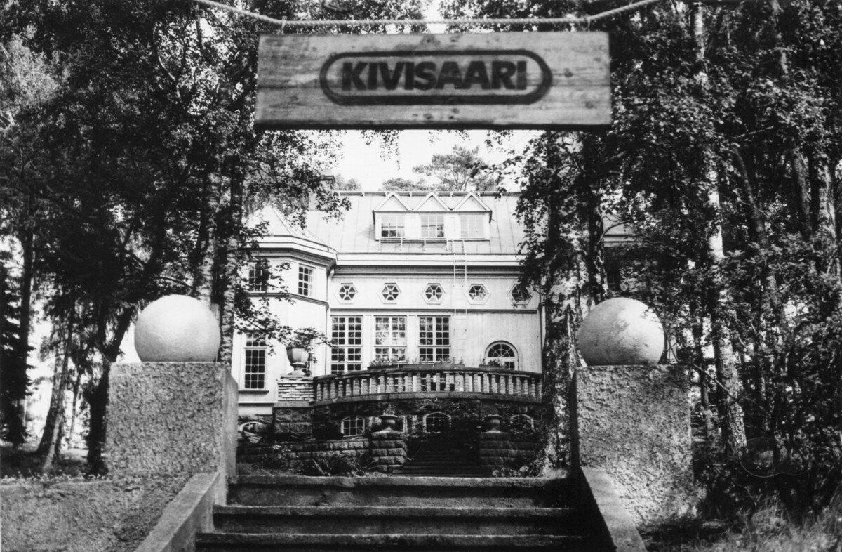 Kivisaaren päärakennus Merilinna tiettävästi 1970-luvulla. Kuva: Helsingin seurakuntien keskusarkisto