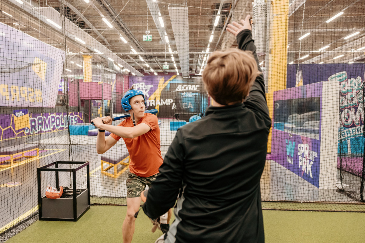 Brandon Laukkanen ja Tiitus Uhre treenaavat pesäpalloa radalla, joka mittaa pallon lentonopeuden. Laukkasen osumat kimpoavat mittarin mukaan 140 kilometrin tuntivauhtia. “Valmistaudutaan ysiluokan lopussa pidettävään pesispeliin, jossa oppilaat pelaavat opettajia vastaan”, pojat paljastavat.