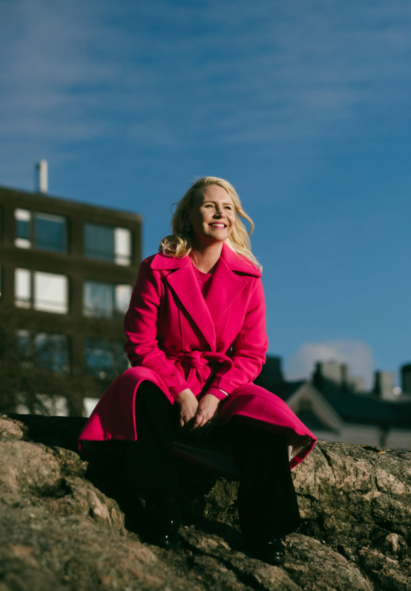 “Kirkon pitäisi ottaa selkeästi kantaa sen puolesta, että jokaisella on oikeus turvalliseen arkeen”, sanoo johtava kriisityöntekijä Johanna Linner Matikka.  