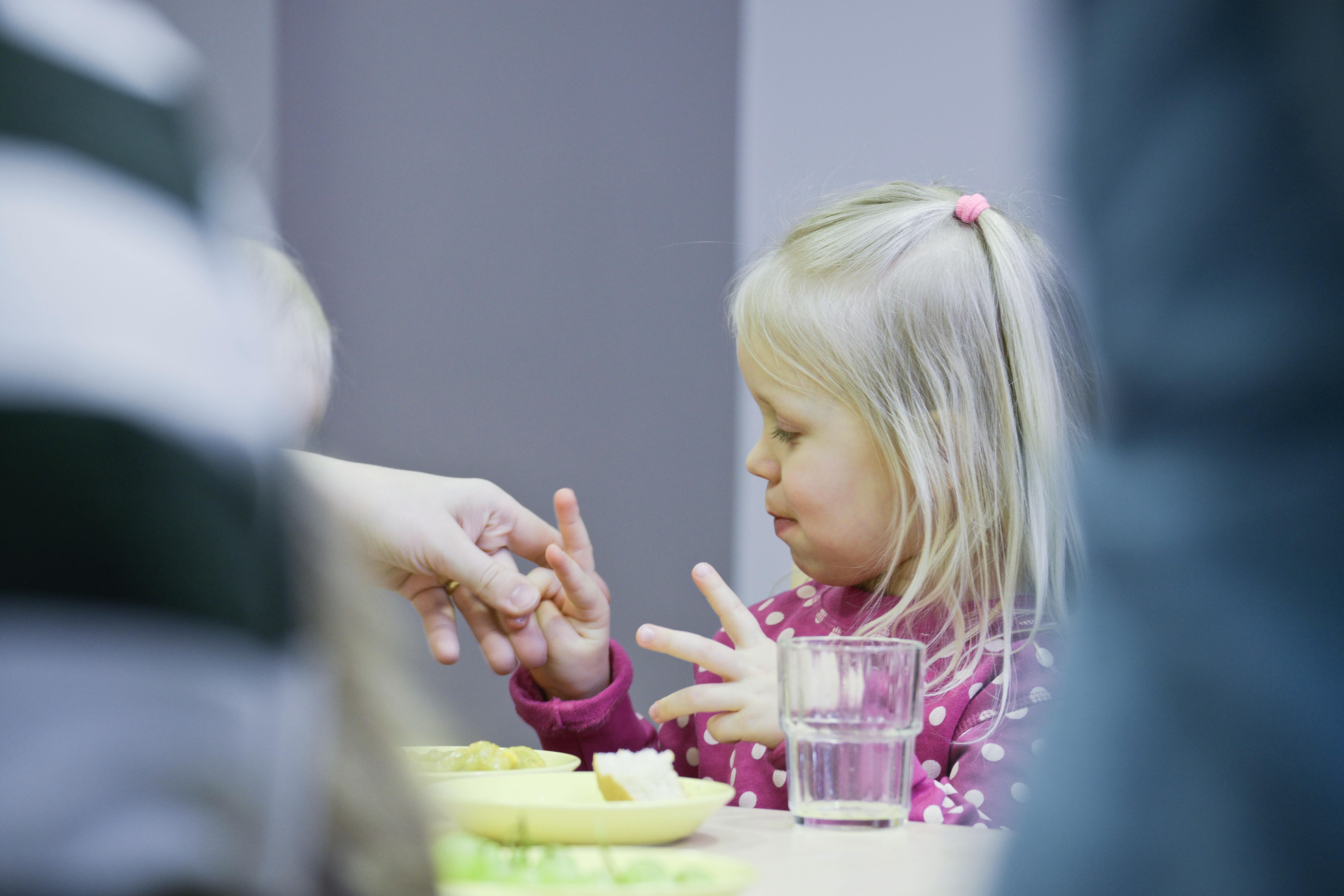 Kosketuksessa on voimaa. Viittomakielisen lapsen ensimmäinen kieli on puhetta käsillä ja keholla. Kuva: Maija Saari