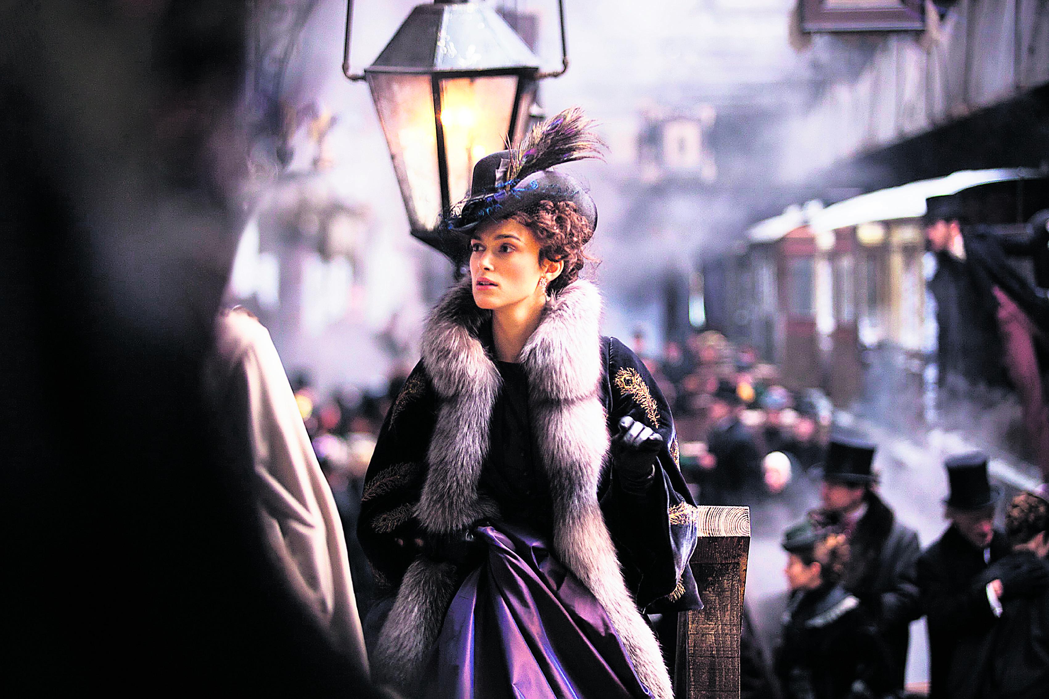 Kohtaokas sivusilmäys. Anna Karenina (Keira Knightley) on käynyt Moskovassa sovittelemassa huikentelevaisen veljensä aviokriisiä. Matkalla hän tapaa kreivi Vronskin ja menettää mielenrauhansa.