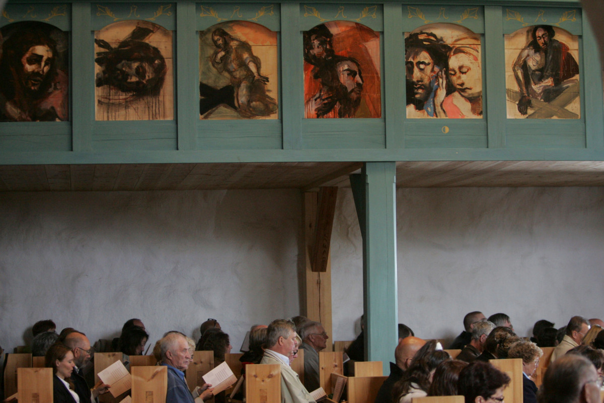 Pyhän Olavin kirkossa on Osmo Rauhalan ja Kuutti Lavosen maalauksia (kuvassa). Käyttöönottomessua, maalausurakan jälkeen, vietettiin elokuussa 2009. Kuva: Seppo Sirkka / Eastpress, Lehtikuva.