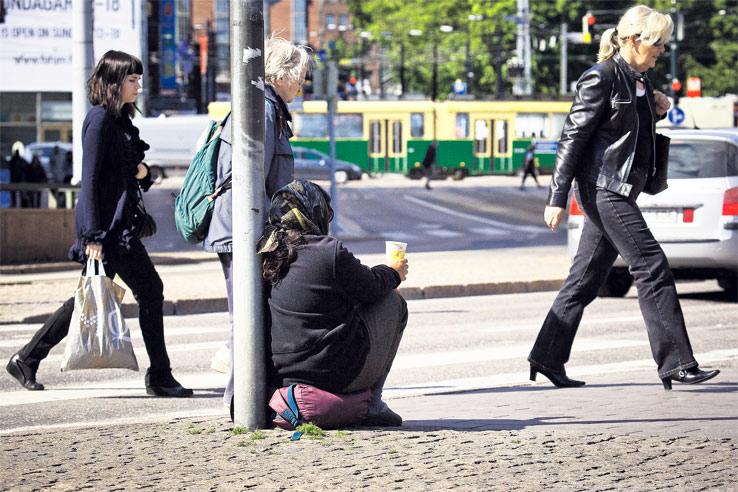 Bulgariasta tullut Aleksandra kerjäsi Kaivokadulla. Kaupungin viranomaisten näkökulmasta kerjääminen itsessään ei ole suurin ongelma, vaan mahdolliset lieveilmiöt, kuten pikkurikollisuus. Kuva: Jukka Granström