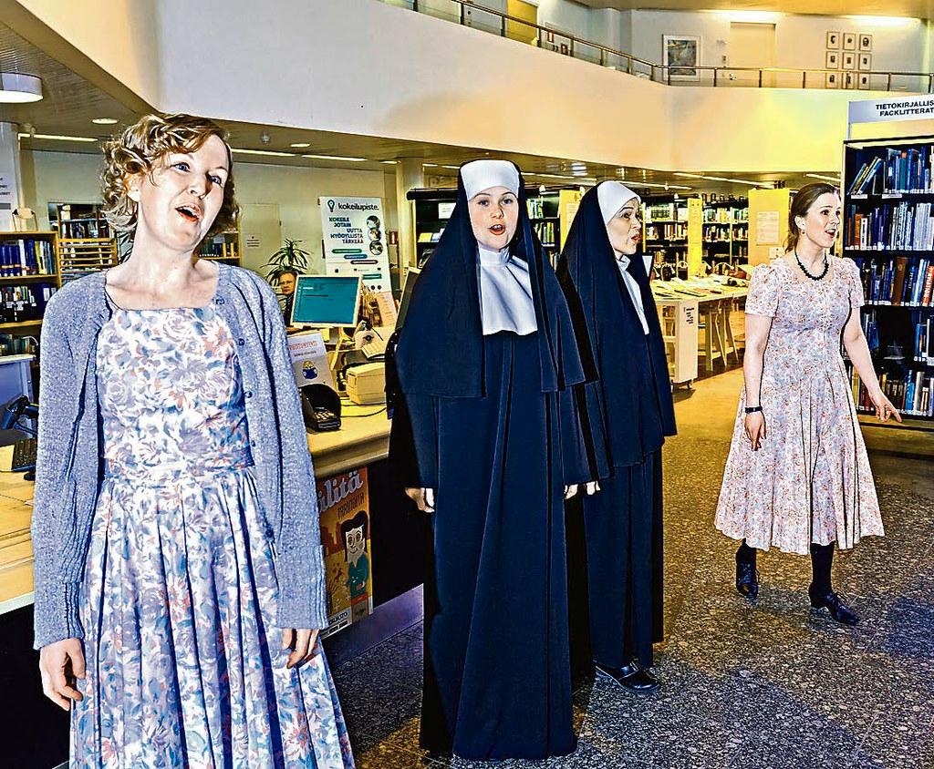 Sound on Music -musikaalin tunnelmissa Anni Rissanen, Auli Järvinen, Hanna Pösö ja Heli Korhonen.