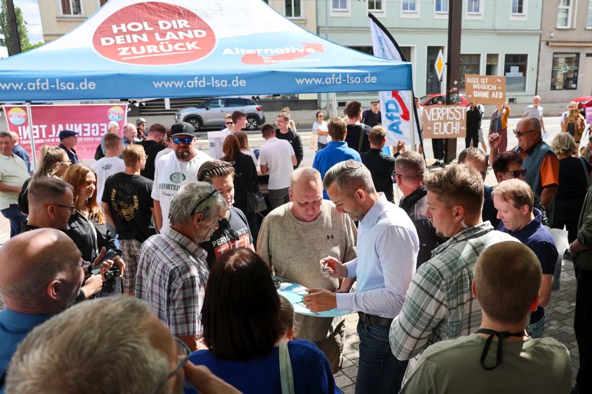 Oikeistopopulistisen, Saksan kotimaantiedustelun osin äärioikeistolaiseksi luokitteleman AfD:n kärkiehdokas Saksi-Anhaltin osavaltiovaaleissa on Ulrich Siegmund. Der Spiegel -lehti nimesi hänet kannessaan “Saksan vaarallisimmaksi mieheksi”. Kuvassa hän tapaa kannattajiaan puolueen vaaliteltalla Magdeburgissa. Kuva: Peter Gercke/DPA/Lehtikuva