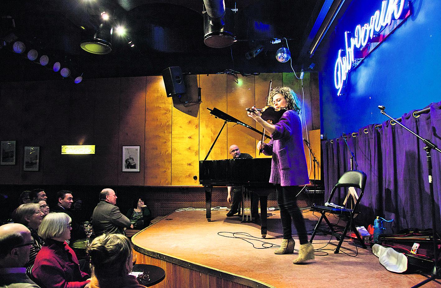Teema ja muunnelmia. Viulisti Minna Pensola ja pianisti Antti Hotti improvisoivat klassiseen tyyliin. Päivänsäde ja menninkäinen puettiin Bachiksi, Mozartiksi ja Lisztin sankarilliseksi konserttietydiksi.