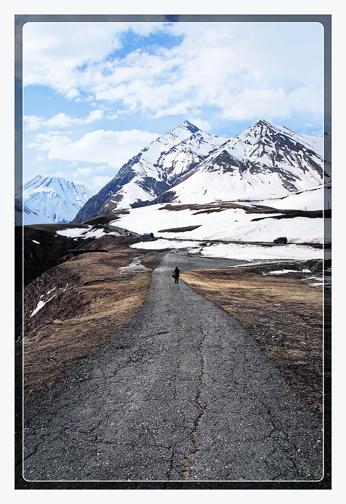 Suuri Kaukasus. Se on Georgiasta Kaukasuksen läpi Venäjälle kulkevan sotilastien pääreitin historiallinen nimi.