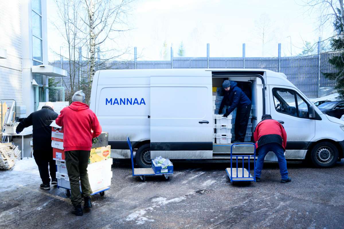 Manna-avun autosta puretaan saatuja hävikkituotteita sisälle lajiteltaviksi ja myöhemmin samana päivänä jaettavaksi. 
