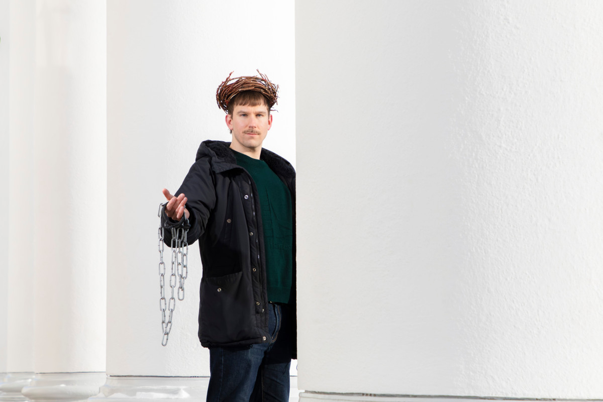 Näyttelijä Anssi Niemi kuvattiin Helsingin tuomiokirkon pylväiden keskellä. Tuomiokirkko on Via Crucis -teatteriesityksessä tärkeässä roolissa. 