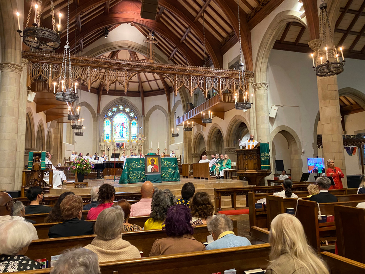 Pasadenan All Saints -episkopaalikirkon papit ottavat saarnoissaan kantaa ihmisoikeuksien puolesta. Juneteenth-päivän jumalanpalvelus juhlisti orjuuden päättymistä kesäkuussa. Kuva: Iiris Kivimäki
