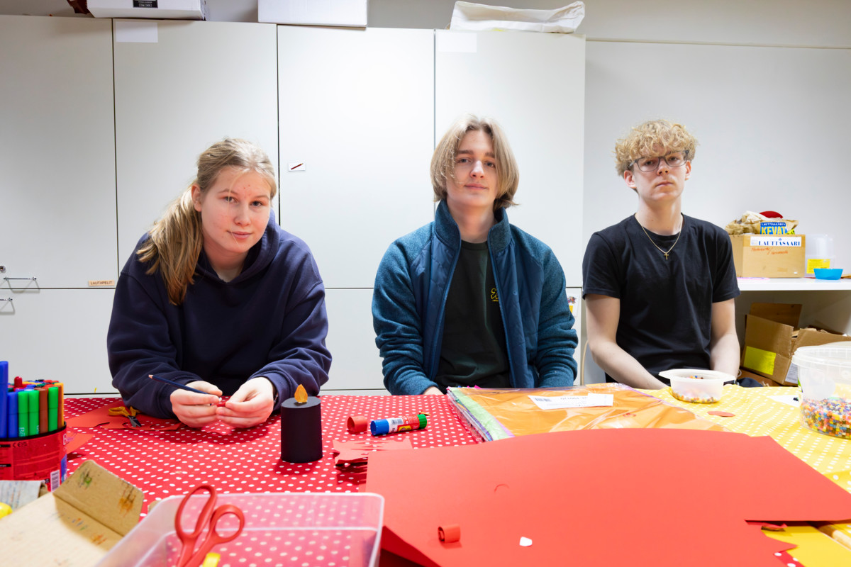 Lauttasaaren seurakunnassa työskenteli viime joulun alla peräti yhdeksän tet-harjoittelijaa. Veera Valonen, Emil Reinius ja Sulo Hautala opastivat lapsia askartelussa.