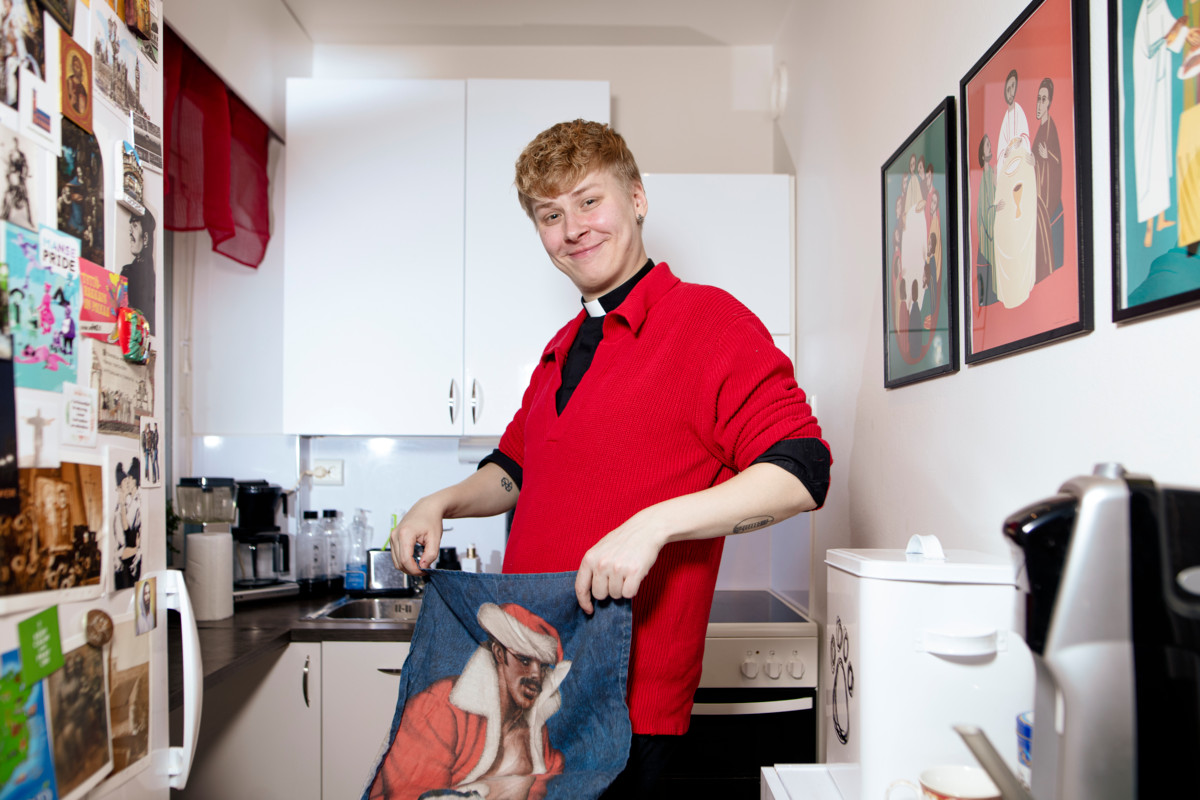 Paavalinkirkon pappi Petja Kopperoinen on sisustanut kotiaan jouluisesti. Keittiössä on punainen verhokappa ja Tom of Finland -astiapyyhe. 
