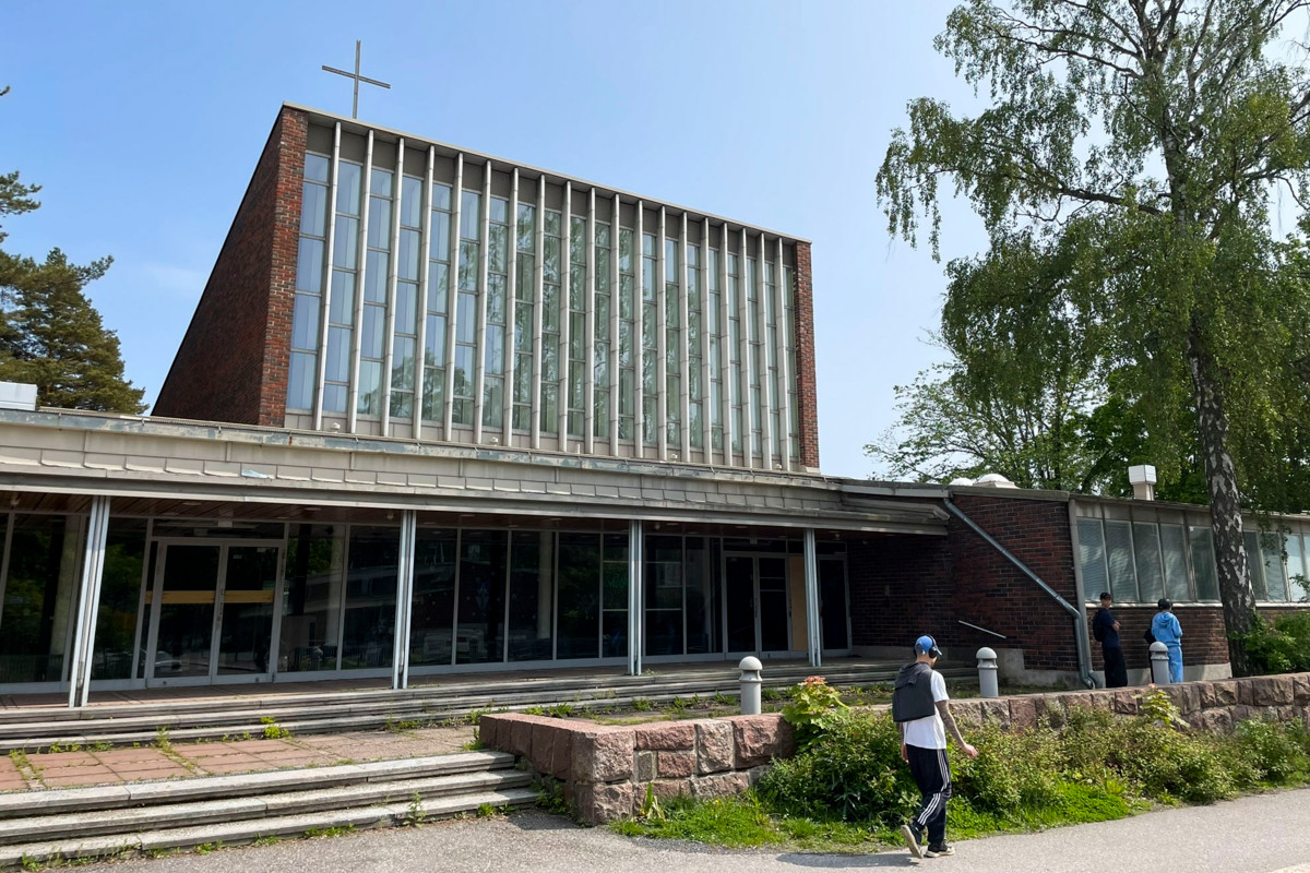 Herttoniemen punatiiilinen kirkko on arkkitehti Osmo Lapon suunnittelema. Kirkko otettiin käyttöön vuonna 1958.  Se edustaa aikansa rakennussuunnittelua, jossa betonin valumat jätettiin näkyväksi ja pinnat tarkoituksella maalaamattomiksi.