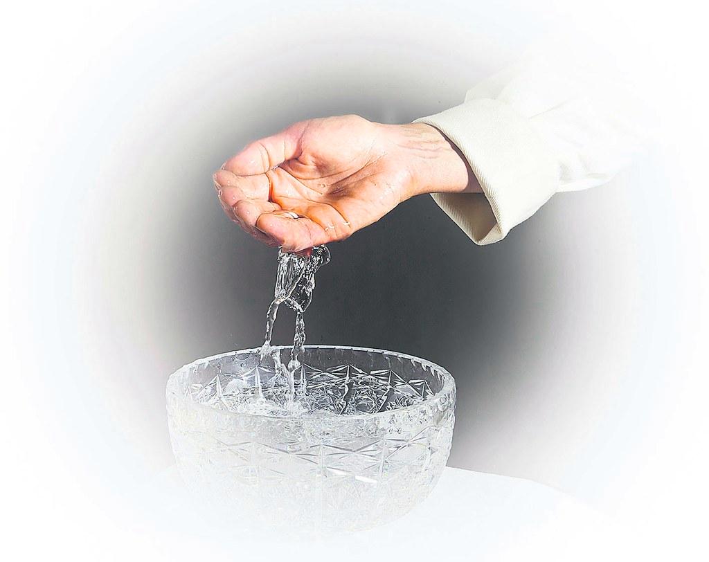 Sitoutuminen. Kasteessa kiinnitymme rakkauteen. Kuva: Esko Jämsä