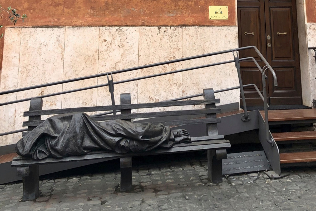 Sant’Egidio-yhteisön ulko-oven tuntumassa on kanadalaisen taiteilijan Timothy Schmalzin veistos Koditon Jeesus. 1960-luvulla lukiopoikien innostuksesta syntynyt maallikkoliike toimii yli 80 maassa ja kaikissa maanosissa. Se uskoo ammatillisuuden sijaan ystävyyden voimaan.