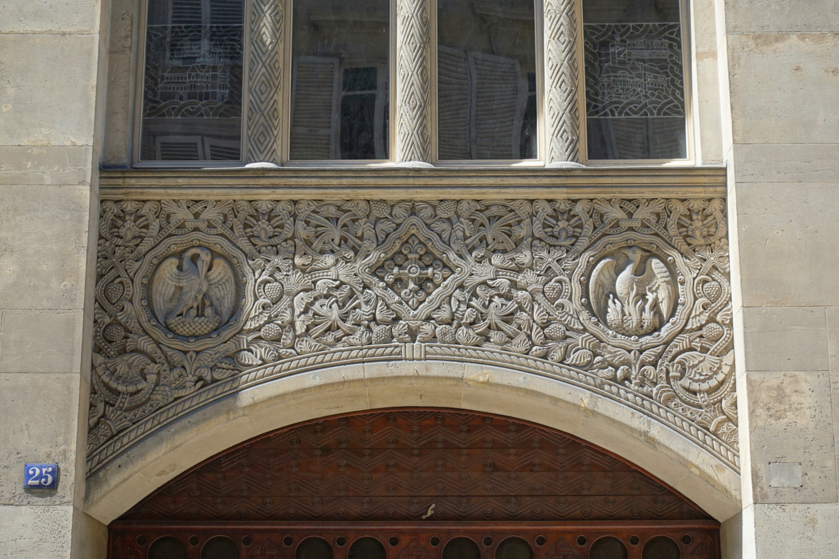 Pelikaani ja feenikslintu koristavat Pariisissa sijaitsevan saksalaisen Christuskirchen julkisivua.