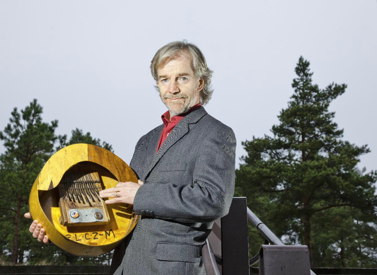 Yksi Pekka Nymanin soittimista on zimbabwelainen mbira. Kuva: Sirpa Päivinen