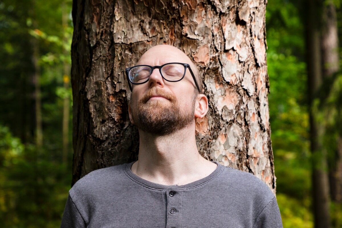 Tutkija ja pappi Panu Pihkala on pitänyt suruhetken suojelukiistojen kohteeksi joutuneen Stansvikin metsän reunassa.